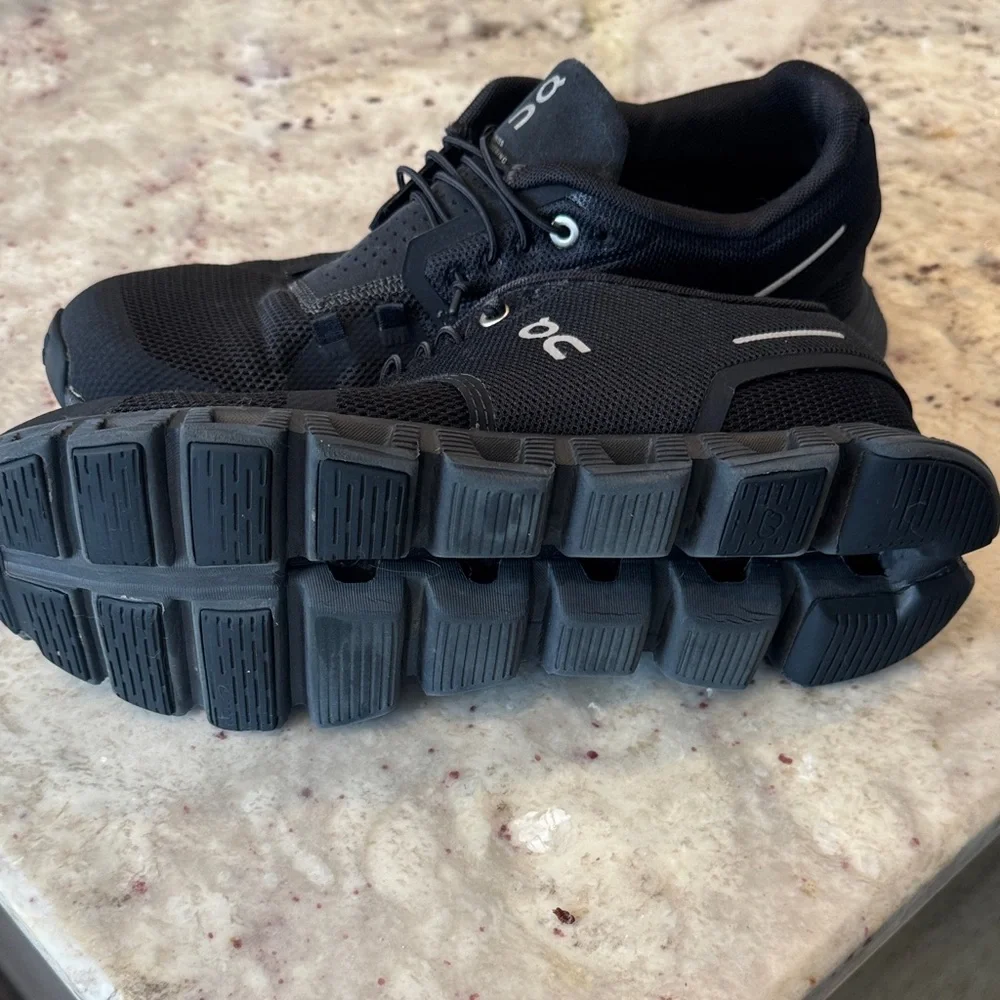 On Running Cloud 5 Black Athletic Shoes - Picture 4 of 6